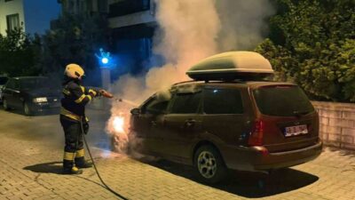 Muğla’nın Dalaman ilçesinde, bir aracın park halindeyken çıkan yangın, itfaiye