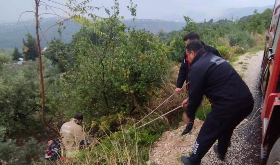 Hatay’ın Defne ilçesinde yol kenarındaki kayalıklardan düşerek yaralanan vatandaş itfaiye