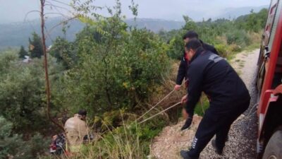 Hatay’ın Defne ilçesinde yol kenarındaki kayalıklardan düşerek yaralanan vatandaş itfaiye