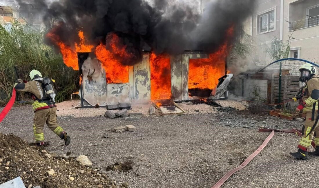 Hatay’ın Defne ilçesine bağlı Çekmece Mahallesi’nde meydana gelen yangında, vatandaşlara