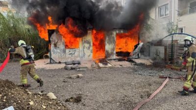 Hatay’ın Defne ilçesine bağlı Çekmece Mahallesi’nde meydana gelen yangında, vatandaşlara