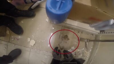 Dicle Üniversitesi kampüsündeki bir markette, demir profilin içine sıkışmış olan