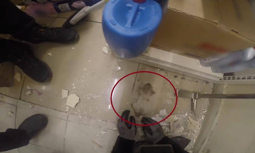 Dicle Üniversitesi kampüsündeki bir markette, demir profilin içine sıkışmış olan