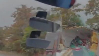 Denizli’nin Acıpayam ilçesinde meydana gelen trafik kazasında, bir kamyon şarampole