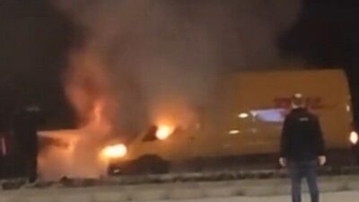 Denizli’nin Cankurtaran mevkiinde seyir halindeki kargo aracında çıkan yangın paniğe