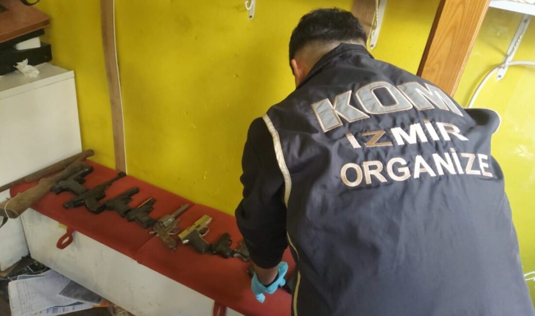 Tire İlçesi’nde, depoda çok sayıda ruhsatsız silah ve şarjör bulunduğu