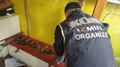 Tire İlçesi’nde, depoda çok sayıda ruhsatsız silah ve şarjör bulunduğu