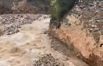 Bursa’nın Yıldırım ilçesine bağlı Cumalıkızık Mahallesi’nde, şiddetli yağışın ardından derenin