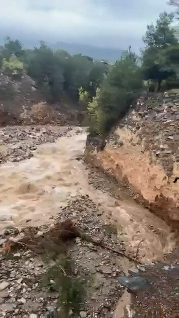 Bursa’nın Yıldırım ilçesine bağlı Cumalıkızık Mahallesi’nde, şiddetli yağışın ardından derenin