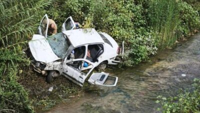 Hatay’da dereye uçarak hurdaya dönen otomobildeki 3 kişi yaralandı. Kaza;