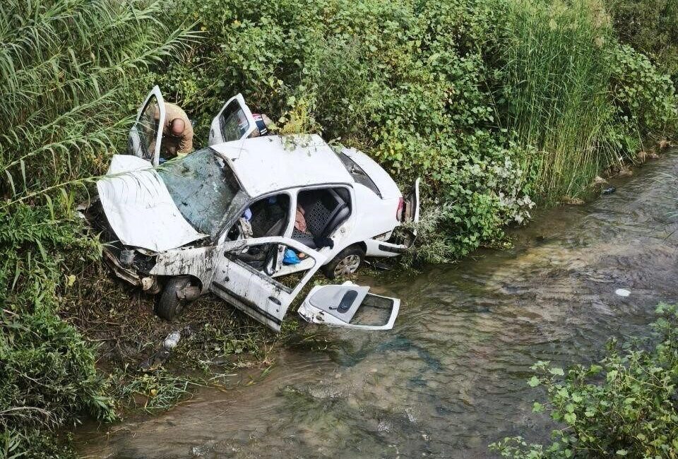 Hatay’da dereye uçarak hurdaya dönen otomobildeki 3 kişi yaralandı. Kaza;