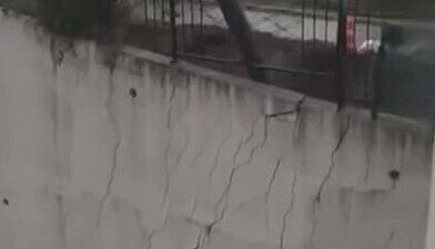 Kocaeli’de etkili olan yağış sonrasında istinat duvarı çöktü ve elektrik