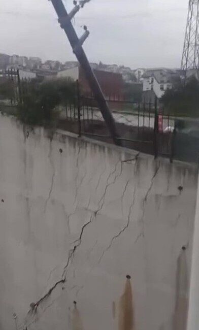 Kocaeli’de etkili olan yağış sonrasında istinat duvarı çöktü ve elektrik