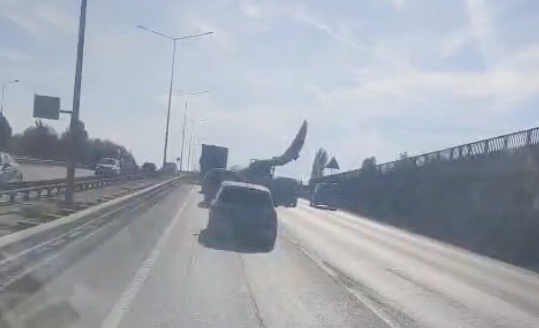 Eskişehir çevreyolunda tır tarafından taşınan bir rüzgar türbini kanadı, trafikte