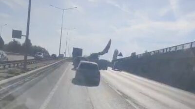 Eskişehir çevreyolunda tır tarafından taşınan bir rüzgar türbini kanadı, trafikte