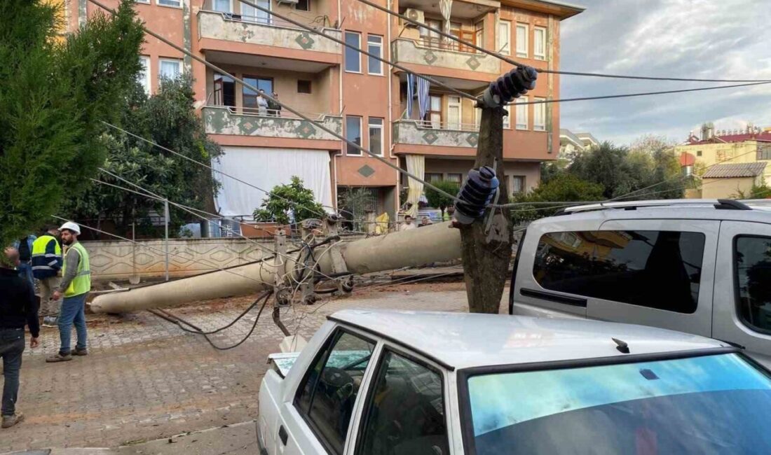 Antalya’nın Gazipaşa ilçesinde, elektrik altyapı çalışmaları sırasında devrilen bir elektrik