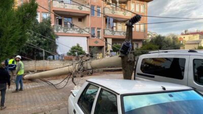 Antalya’nın Gazipaşa ilçesinde, elektrik altyapı çalışmaları sırasında devrilen bir elektrik