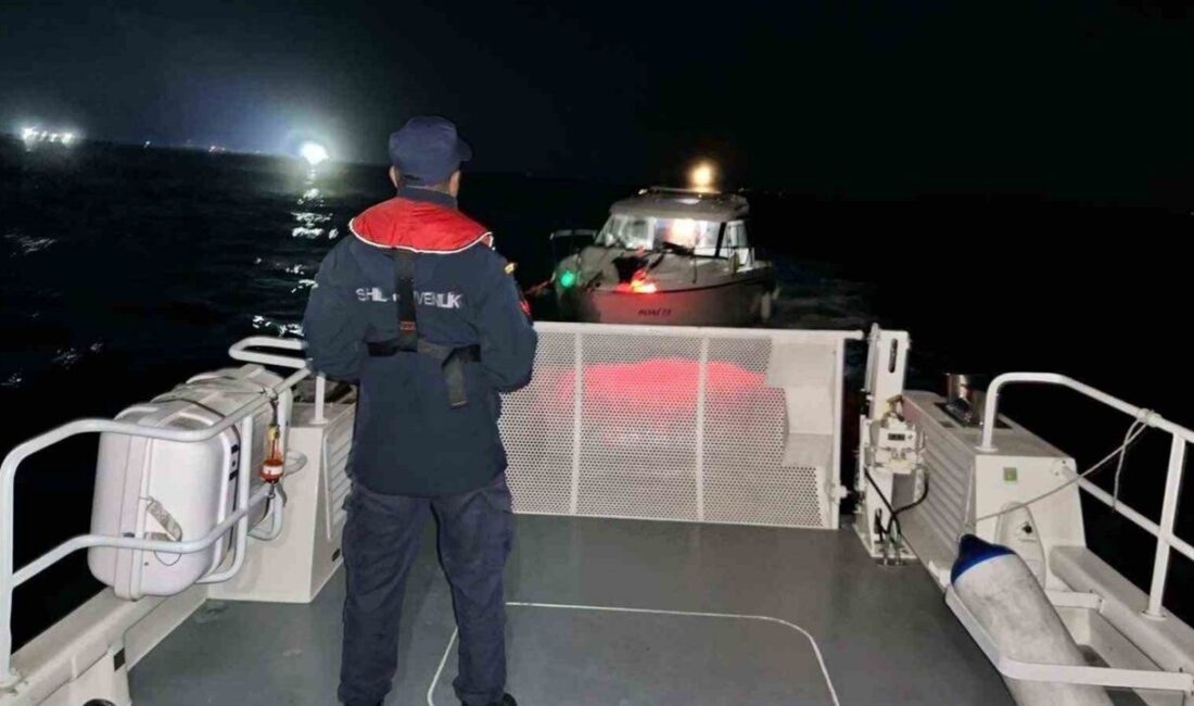 Aydın’ın Didim ilçesi açıklarında motor arızası nedeniyle sürüklenen ve yardım