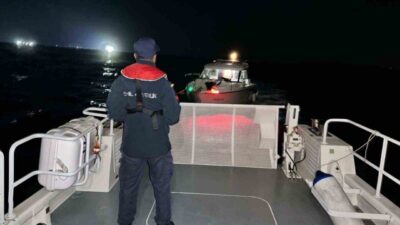 Aydın’ın Didim ilçesi açıklarında motor arızası nedeniyle sürüklenen ve yardım