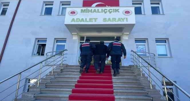 Eskişehir’in Mihalıççık ilçesinde yaşanan bir kavgada, husumetinin başına dirgenle vurarak