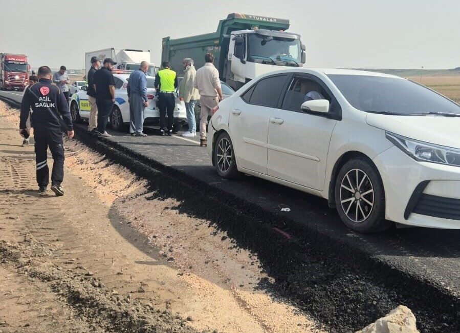 Çınar ilçesinde meydana gelen zincirleme trafik kazasında 3 aracın karıştığı