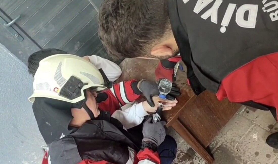 Diyarbakır’ın Yenişehir ilçesinde bir çocuğun parmağına sıkışan metal, itfaiye ekipleri