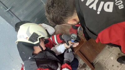 Diyarbakır’ın Yenişehir ilçesinde bir çocuğun parmağına sıkışan metal, itfaiye ekipleri