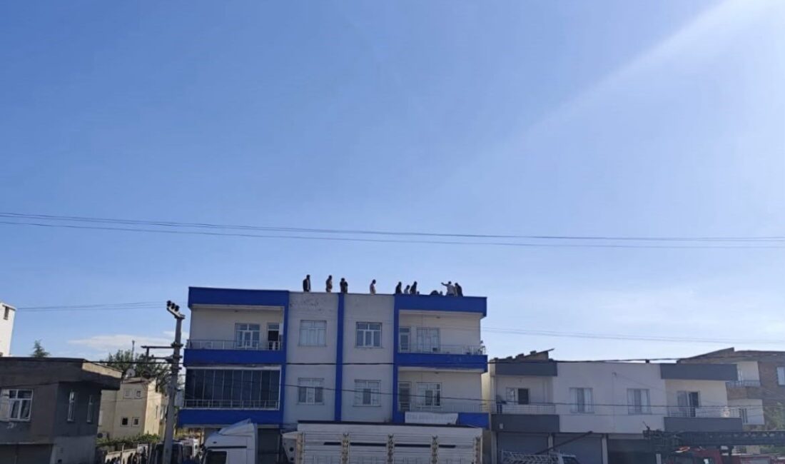 Bismil ilçesinde bir kaynak ustası, sacı çekmek için yüksek gerilim