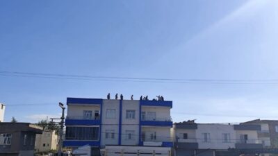 Bismil ilçesinde bir kaynak ustası, sacı çekmek için yüksek gerilim
