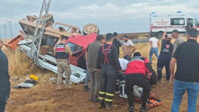 Diyarbakır’ın Ergani ilçesinde meydana gelen trafik kazasında bir kamyonet devrilerek