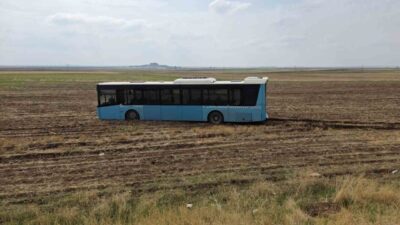Diyarbakır’da, ilçeler arasında sefer yapan bir otobüs sürücüsü, kontrolünü kaybederek