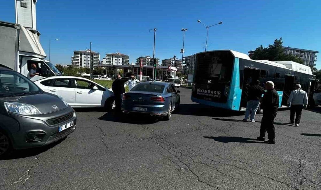 Diyarbakır’da bir otomobil ile belediye otobüsü arasında meydana gelen çarpışma,