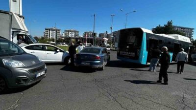 Diyarbakır’da bir otomobil ile belediye otobüsü arasında meydana gelen çarpışma,