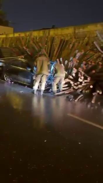 Diyarbakır’ın Bağlar ilçesinde, bir sürücü yağmur nedeniyle kayganlaşan yolda kontrolü
