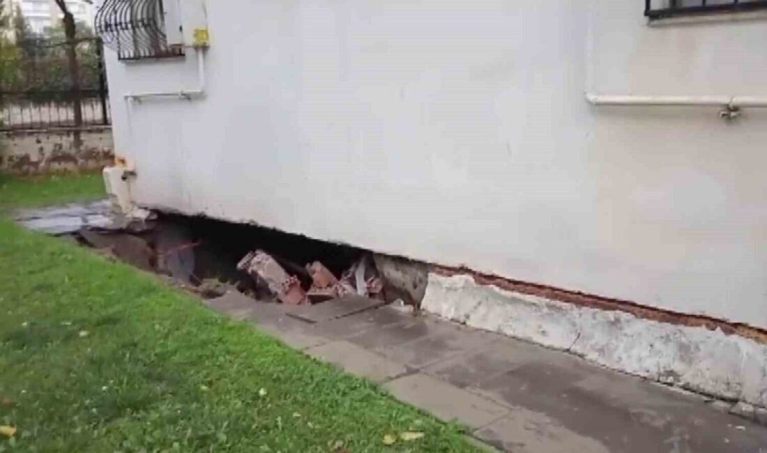 Diyarbakır’da sabah saatlerinde etkili olan sağanak yağış hayatı felç etti.