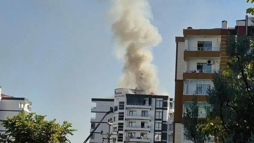 Diyarbakır’da bir sitenin çatı tamiri esnasında meydana gelen yangın hızla