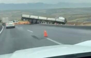 Diyarbakır’ın Silvan ilçesinde, sürücüsünün kontrolünü kaybettiği tırın yoldan çıkmasıyla meydana