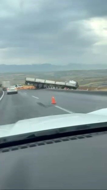 Diyarbakır’ın Silvan ilçesinde, sürücüsünün kontrolünü kaybettiği tırın yoldan çıkmasıyla meydana