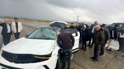 Diyarbakır’ın Silvan ilçesinde sürücüsünün direksiyon hakimiyetini kaybettiği otomobil yoldan çıktı.
