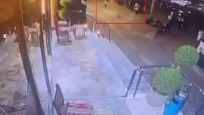 Diyarbakır’ın Yenişehir ilçesindeki bir apartmanın balkonundan düşen taşlar, karşıya savruldu.