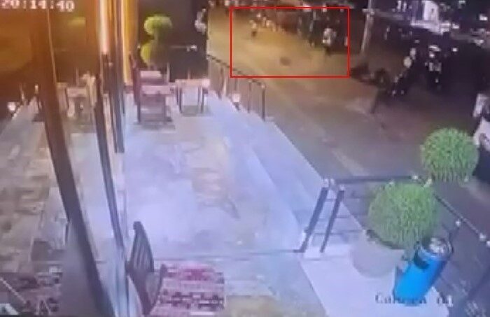 Diyarbakır’ın Yenişehir ilçesindeki bir apartmanın balkonundan düşen taşlar, karşıya savruldu.