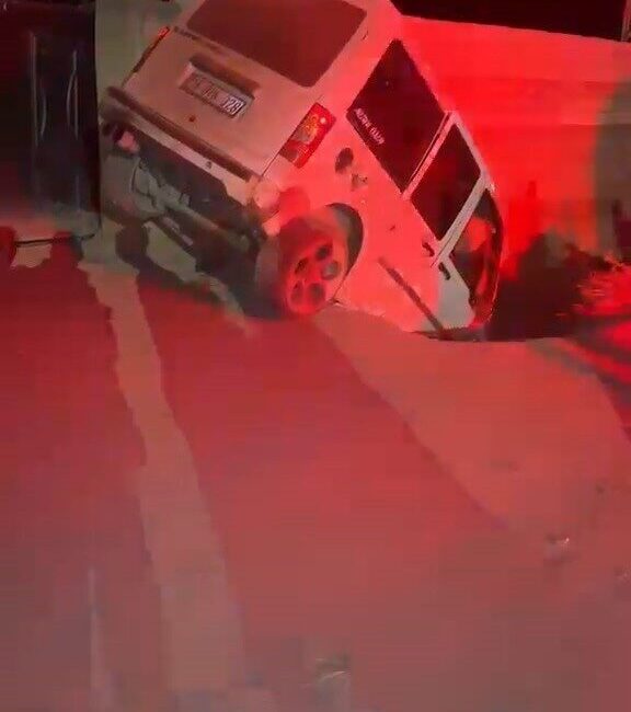 Ağrı’nın Doğubayazıt ilçesinde meydana gelen trafik kazasında, otomobil büyükbaş hayvanlara