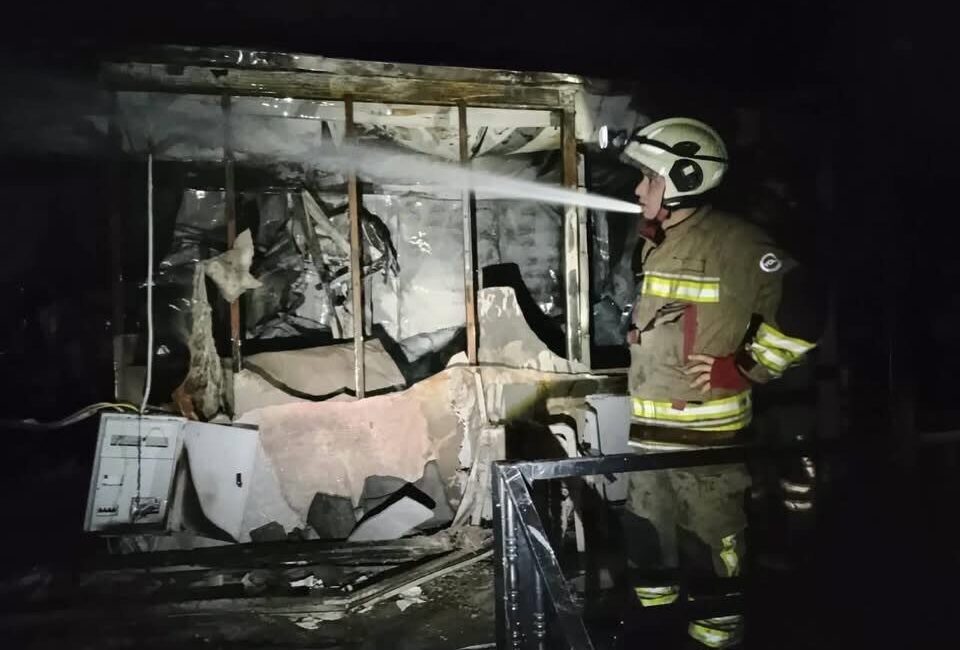 Hatay’ın Dörtyol ilçesinde meydana gelen yangında 2 konteyner zarar gördü.