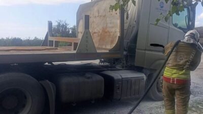 Hatay’ın Dörtyol ilçesinde meydana gelen tır yangını, Hatay Büyükşehir Belediyesi