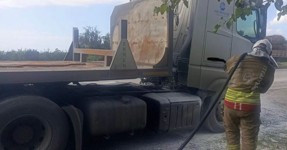 Hatay’ın Dörtyol ilçesinde meydana gelen tır yangını, Hatay Büyükşehir Belediyesi