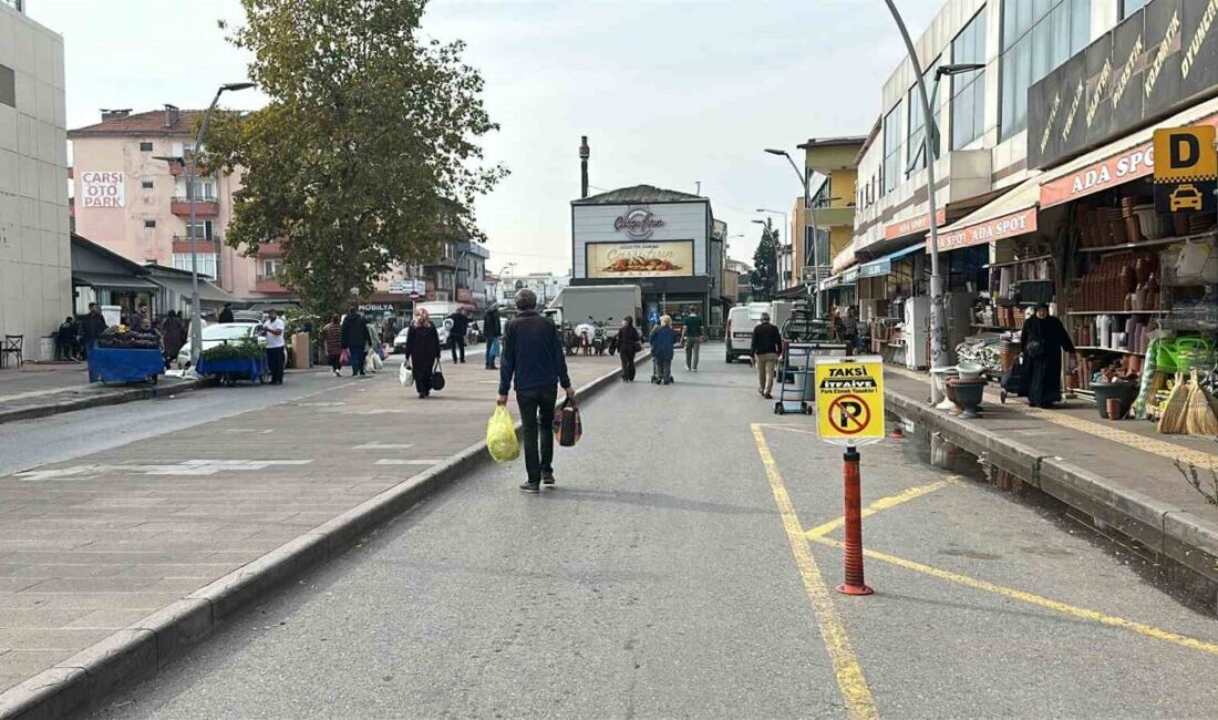 Sakarya’nın Adapazarı ilçesinde bir yayanın otomobil nedeniyle ezilme tehlikesi geçirdiğini