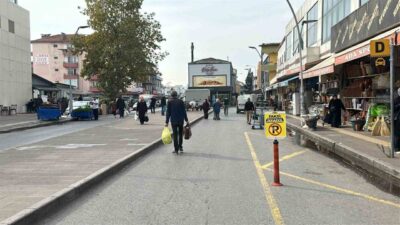 Sakarya’nın Adapazarı ilçesinde bir yayanın otomobil nedeniyle ezilme tehlikesi geçirdiğini