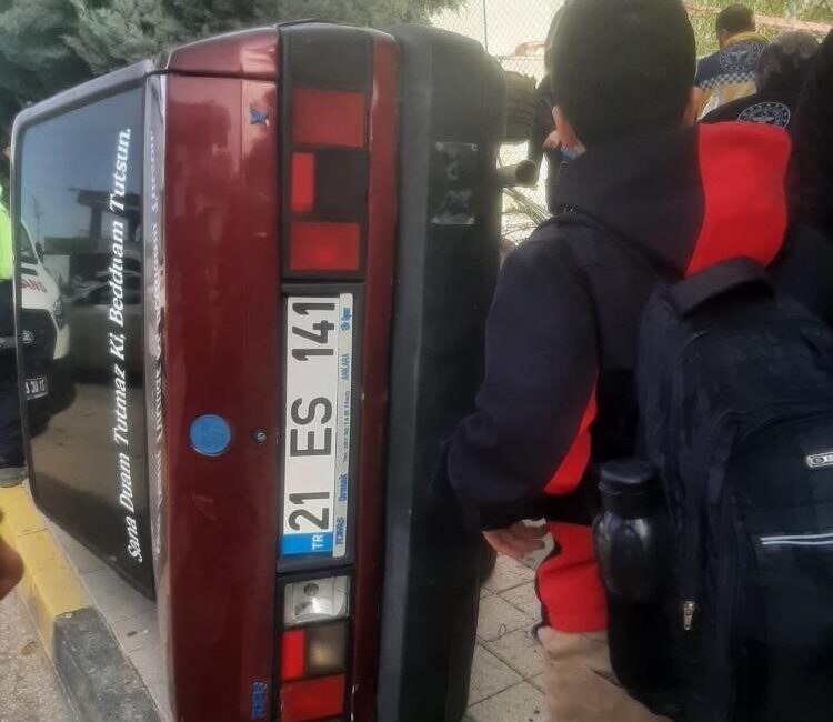 Ergani ilçesinde gerçekleşen bir olayda, kaldırımda drift yaparken iki öğrenciye