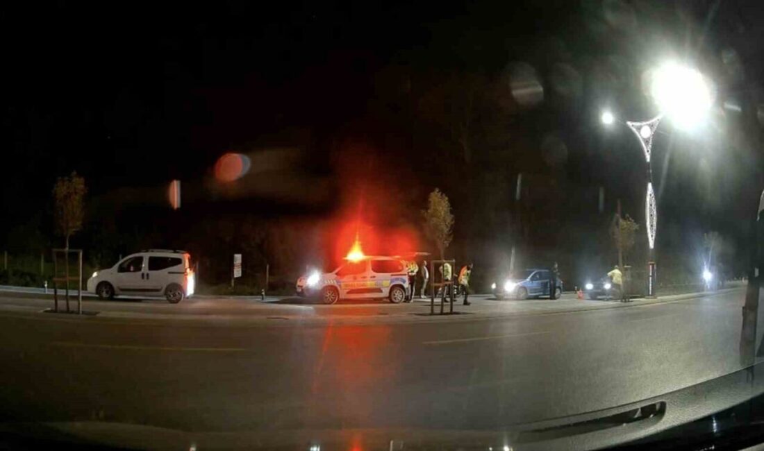 Sakarya’nın Karasu ilçesinde, polisin “dur” ihtarına uymayarak kaçan alkollü ve