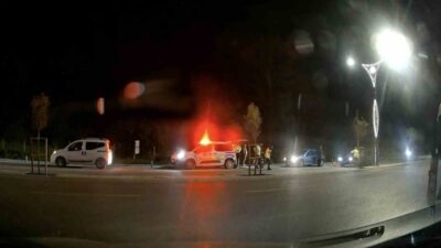 Sakarya’nın Karasu ilçesinde, polisin “dur” ihtarına uymayarak kaçan alkollü ve